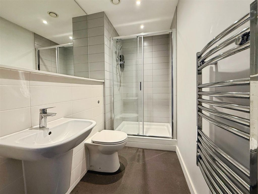 Property photo 3 of 7 Bathroom