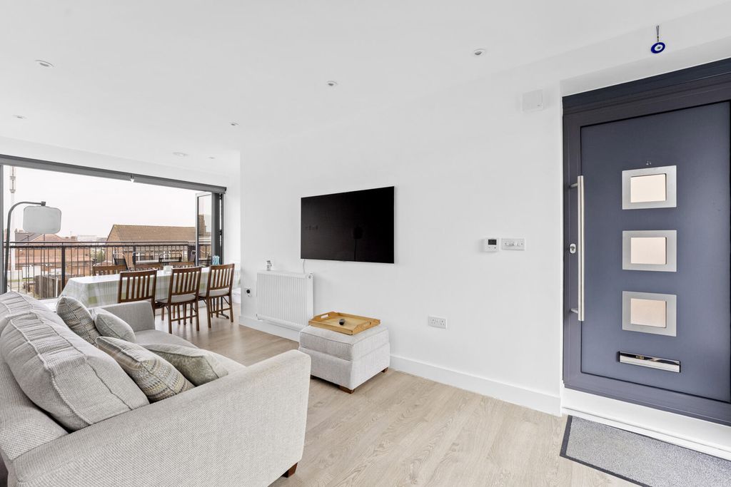 Property photo 3 of 21 Living Room