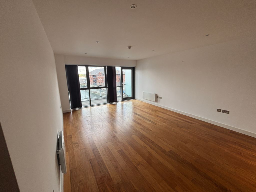 Property photo 3 of 14 Living Area