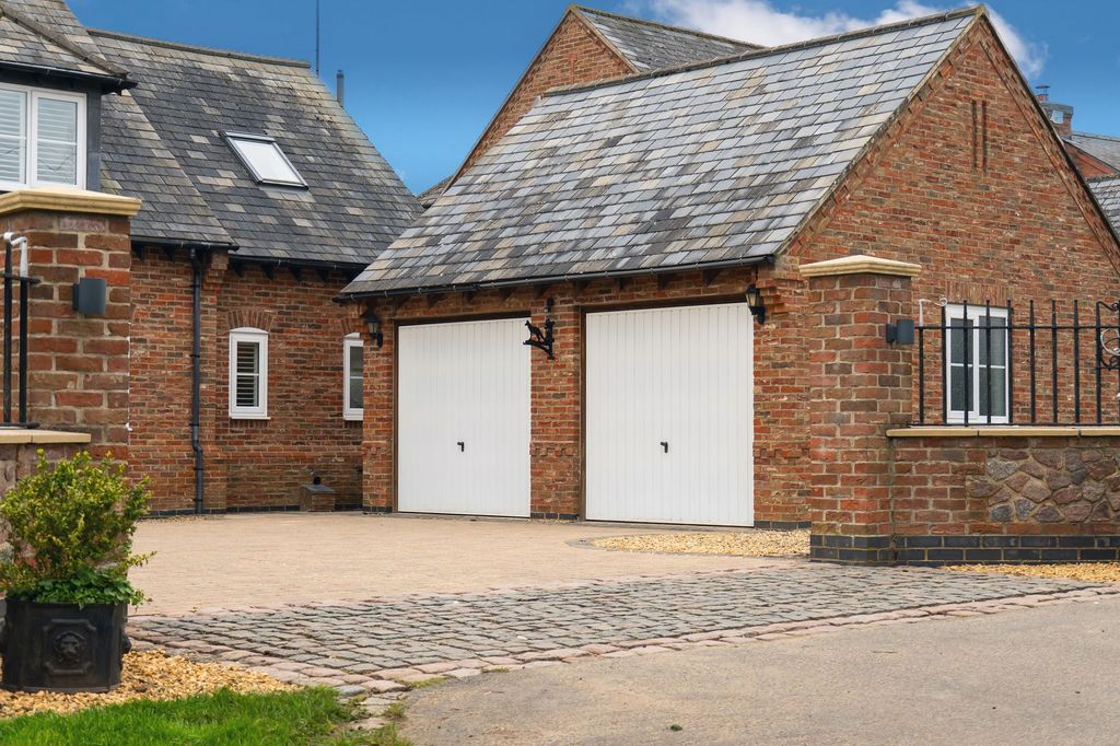 Property photo 3 of 43