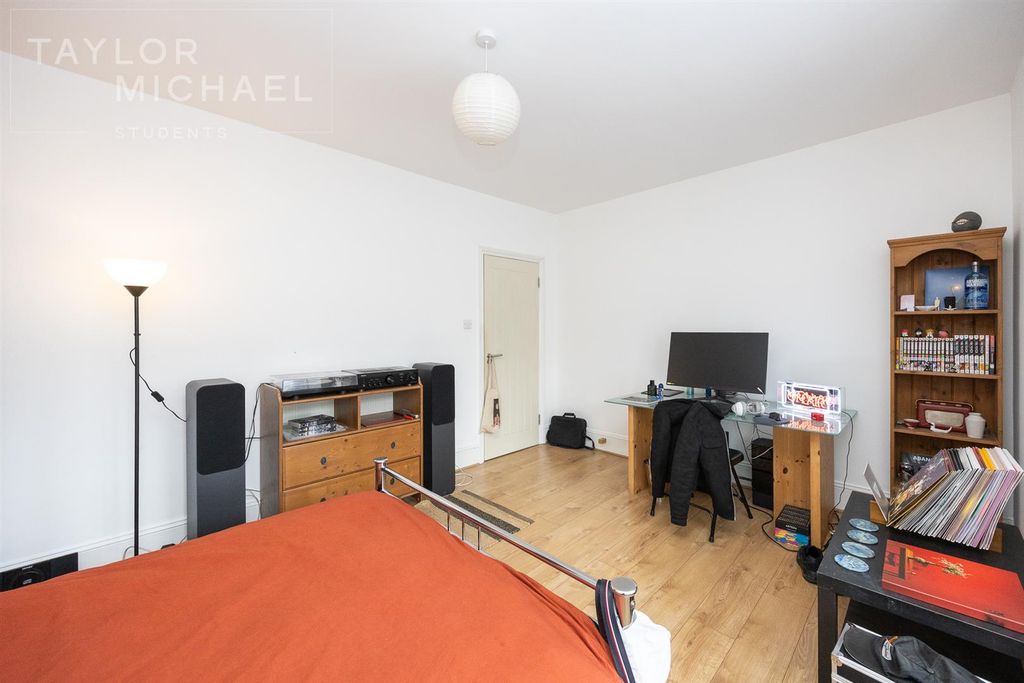 Property photo 2 of 16 Bedroom