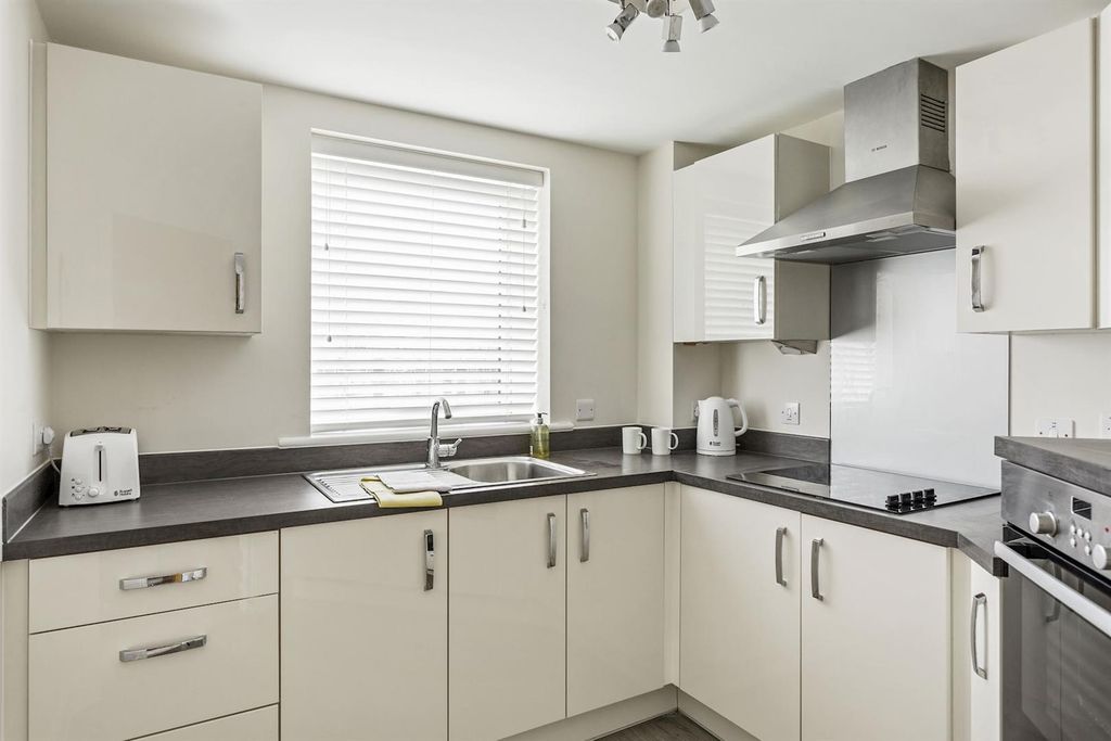 Property photo 3 of 10 05-Shpmcs_14Austenplace_Kitchen-3-Medium.Jpg