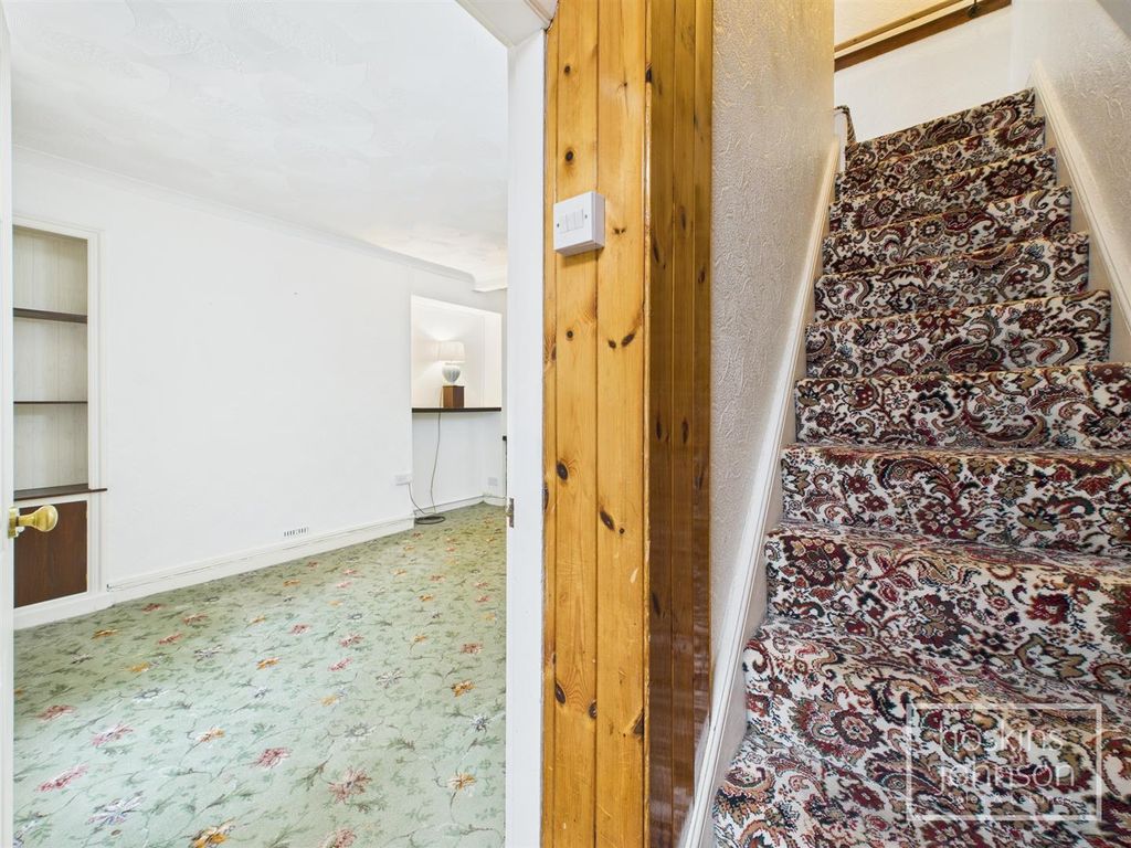 Property photo 2 of 18 Entrance Hall