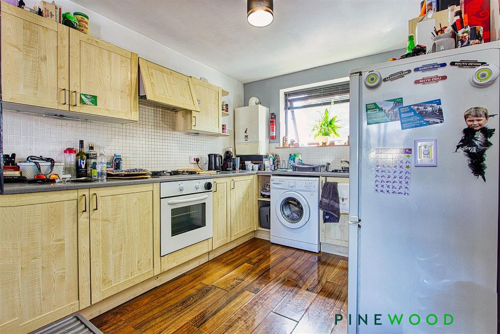 Property photo 3 of 12 Kitchen