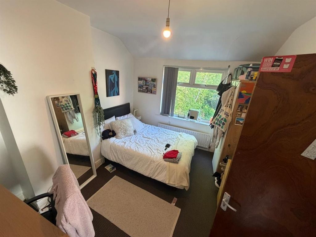 Property photo 2 of 15 Bright Bedroom With Double Bed And Large Window...