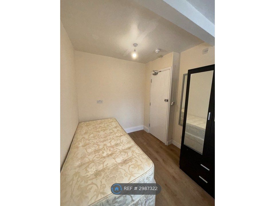 Property photo 3 of 6 Bedroom 3
