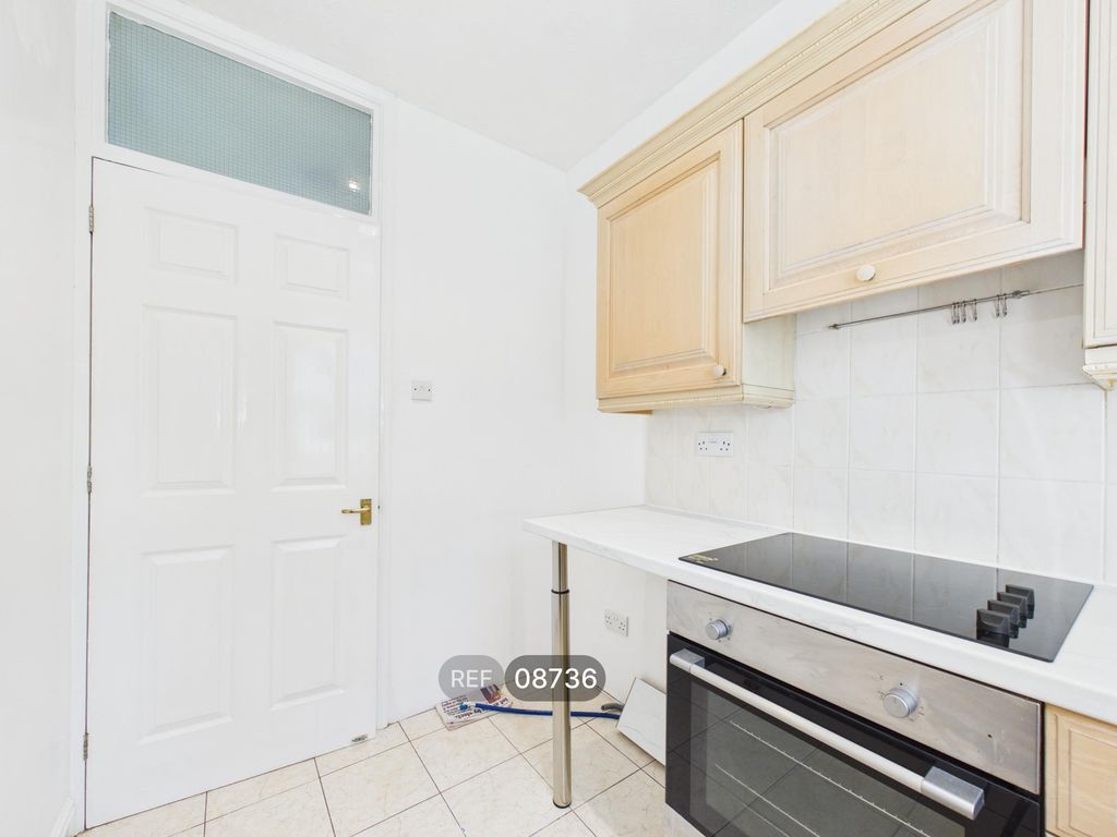 Property photo 3 of 10 Kitchen