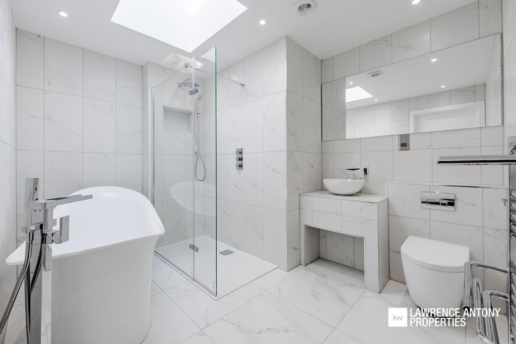 Additional image 9 of 2 bed flat for saleGrand Parade, Leigh-On-Sea SS9