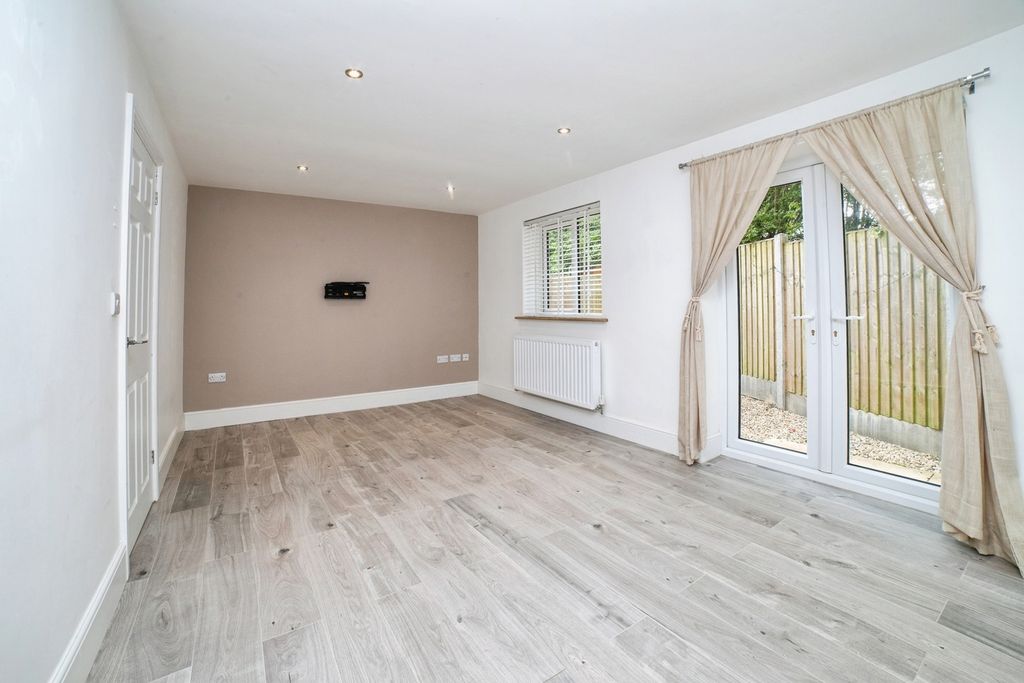 Property photo 2 of 11 Pbox-Img.Jpg