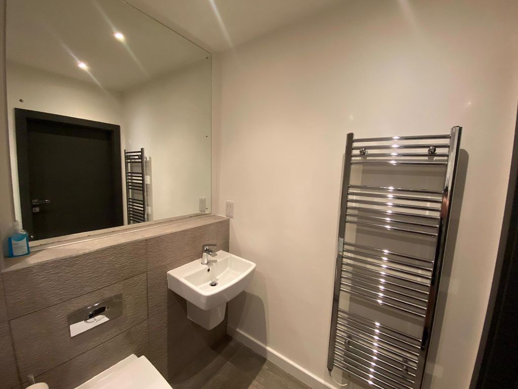 Property photo 2 of 21 Bathroom