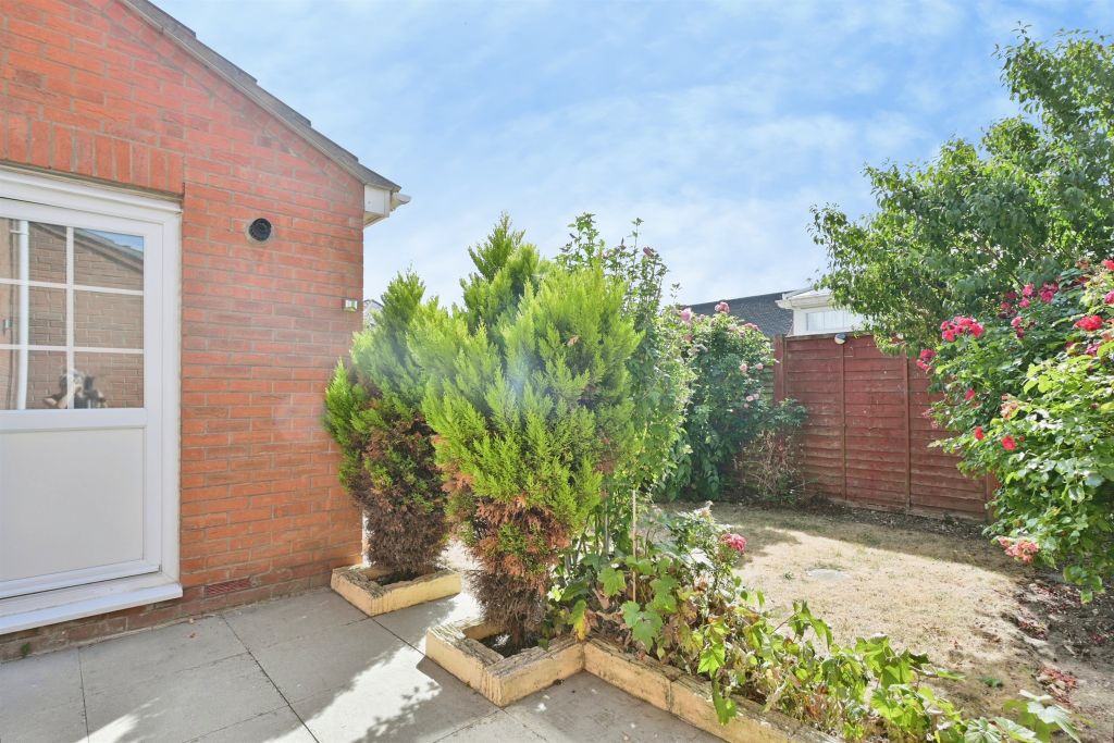 Property photo 2 of 11 Garden