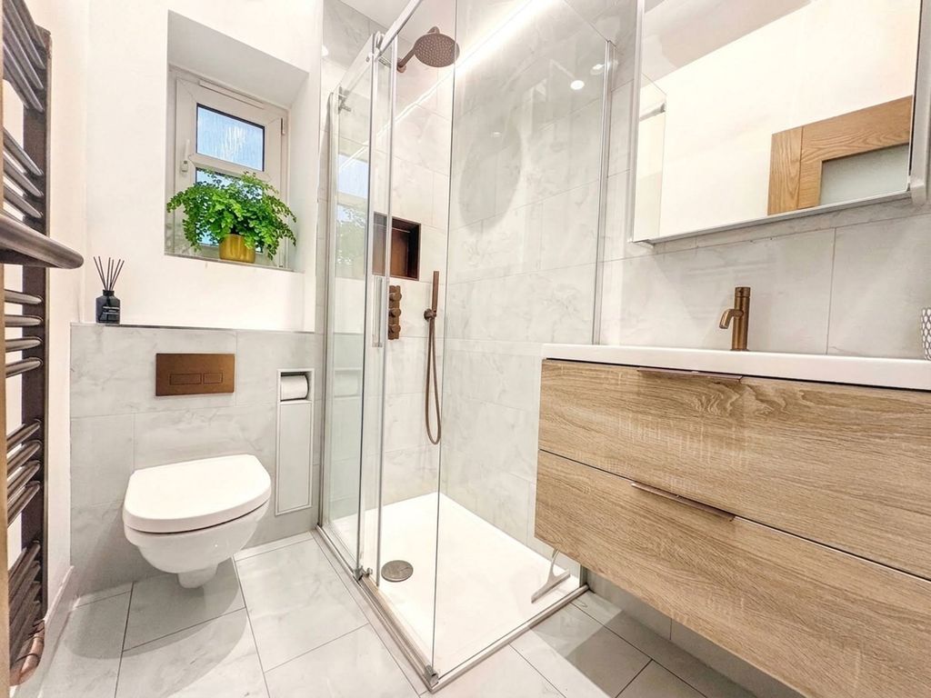 Property photo 2 of 7 Bathroom