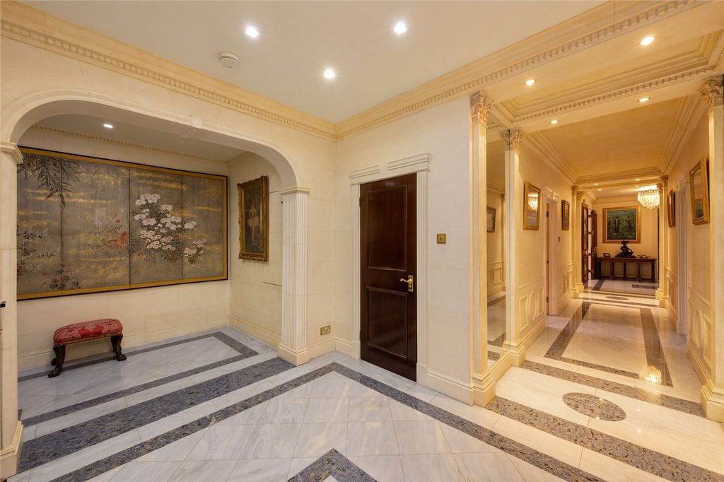 Property photo 3 of 14 Hallway