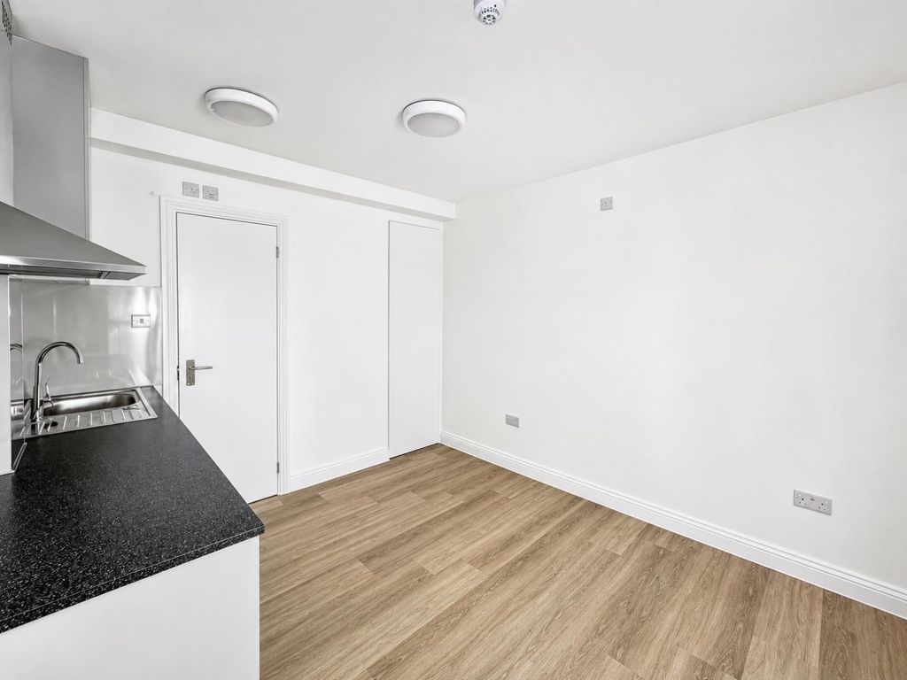 Property photo 2 of 4 Studio