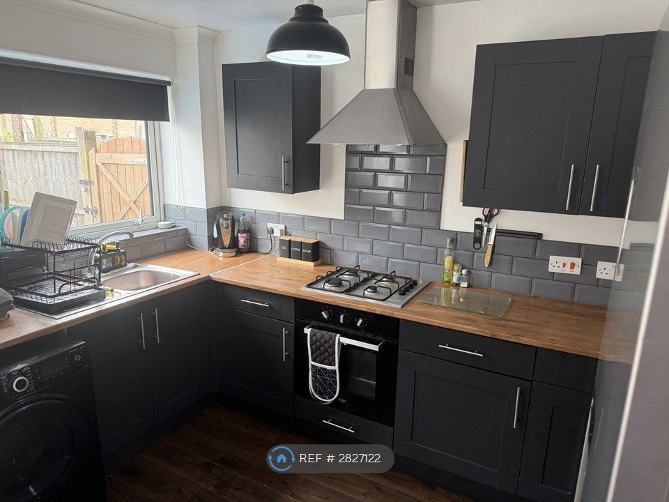 Property photo 3 of 10 Kitchen