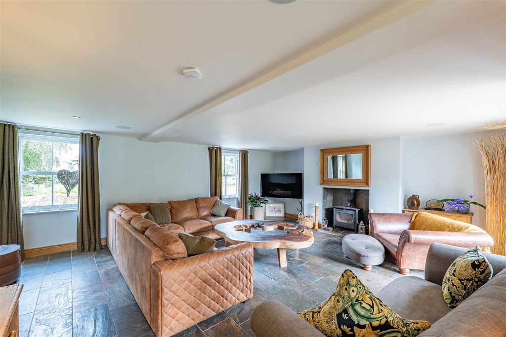 Property photo 2 of 36 Lounge