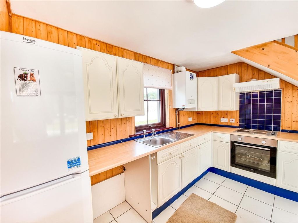 Property photo 3 of 13 Fitted Kitchen