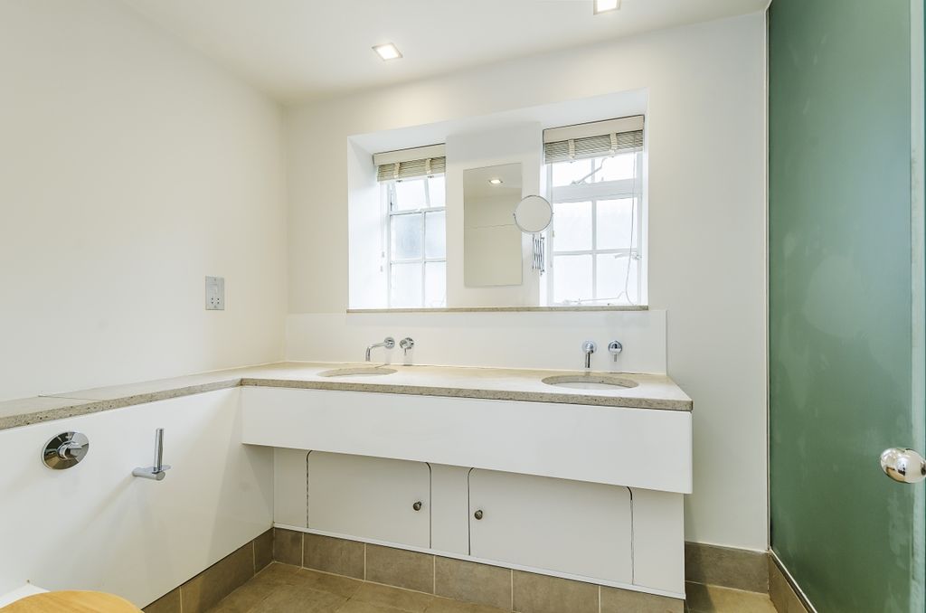 Property photo 2 of 9 Bathroom