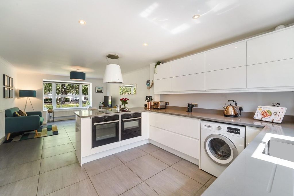 Property photo 3 of 28 Jenner Way