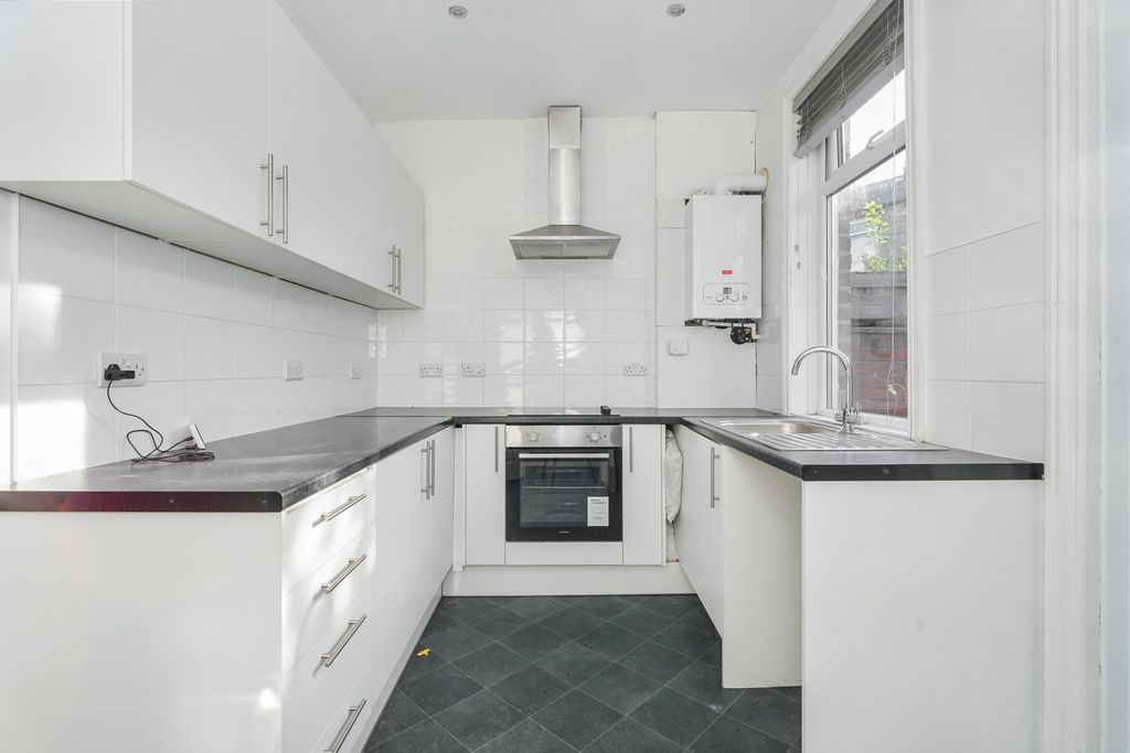 Property photo 3 of 10 Joseph Street - Kitchen