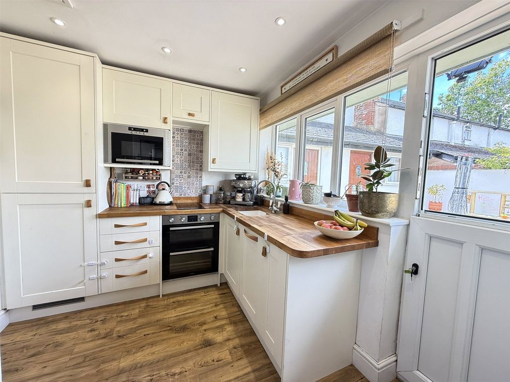 Property photo 3 of 10 Kitchen