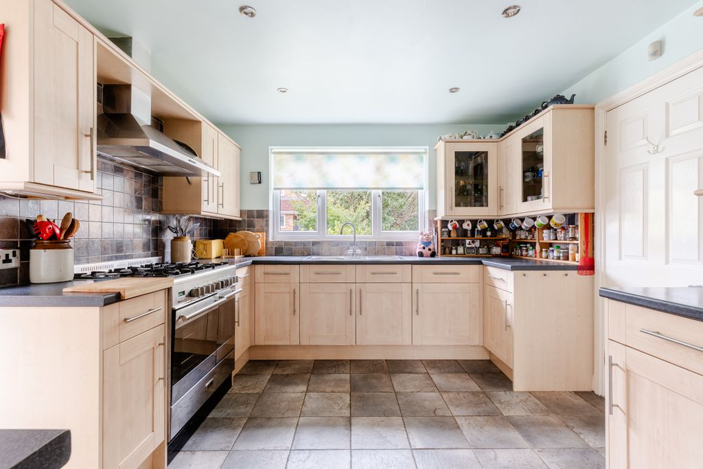 Property photo 3 of 18 A7402478-Hdr-13