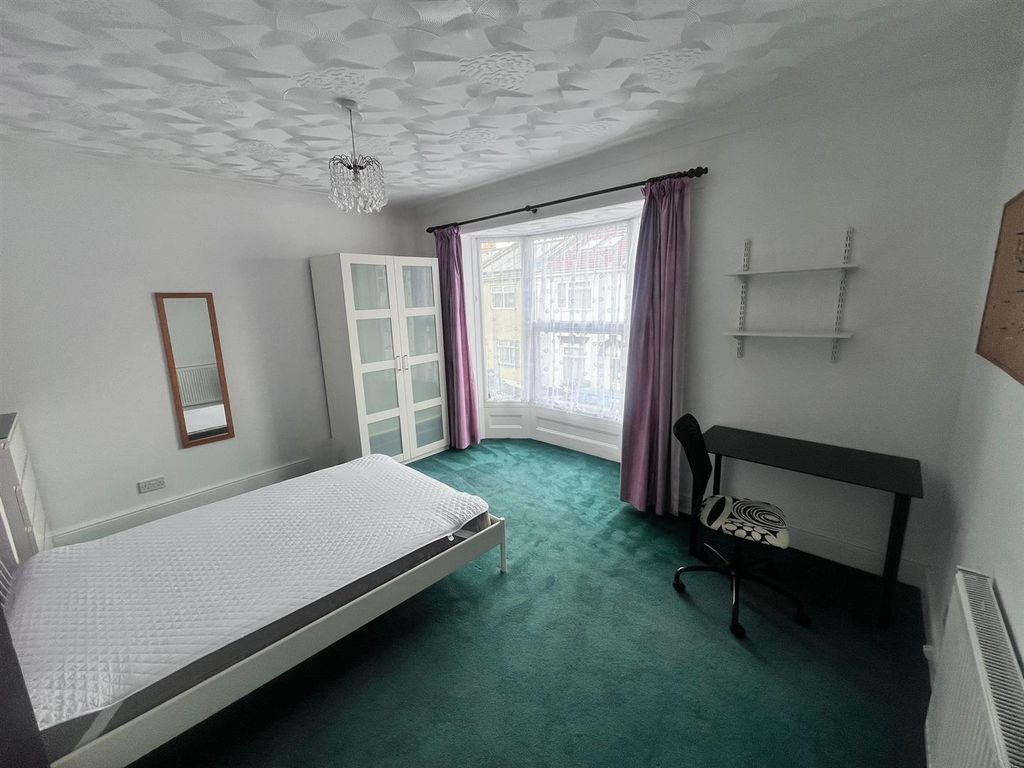 Property photo 2 of 10 Bed1.Jpg