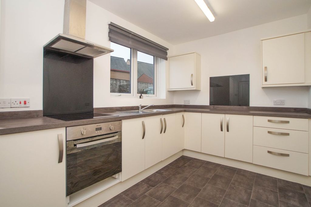 Property photo 3 of 17 Kitchen