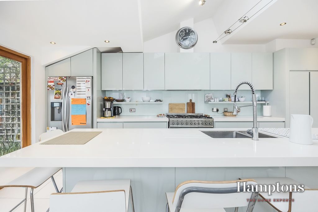 Property photo 3 of 37