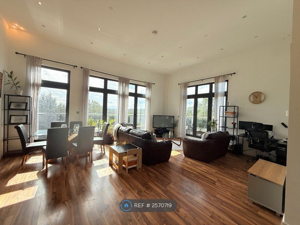 Property photo 2 of 17 Living / Dining
