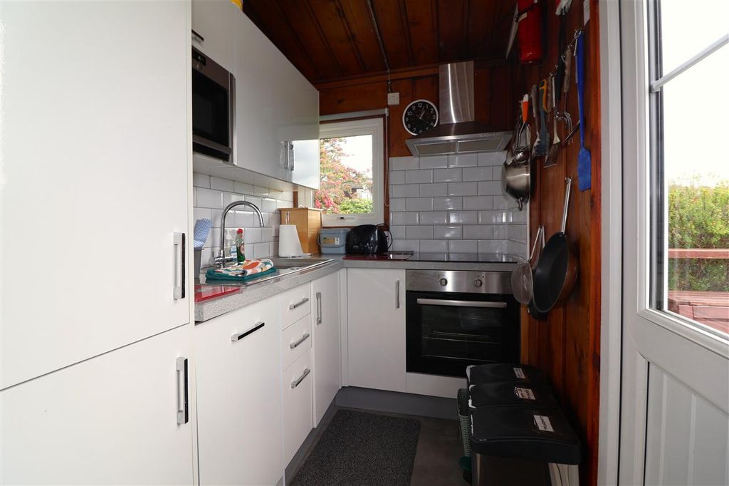 Property photo 2 of 10 Kitchen