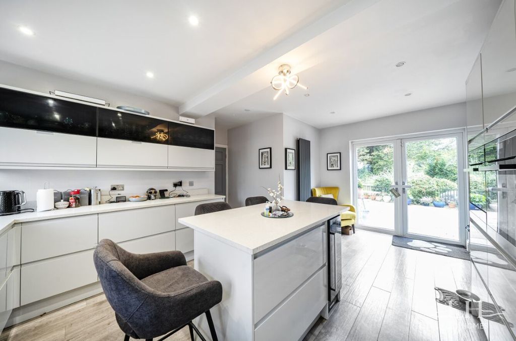 Property photo 2 of 28