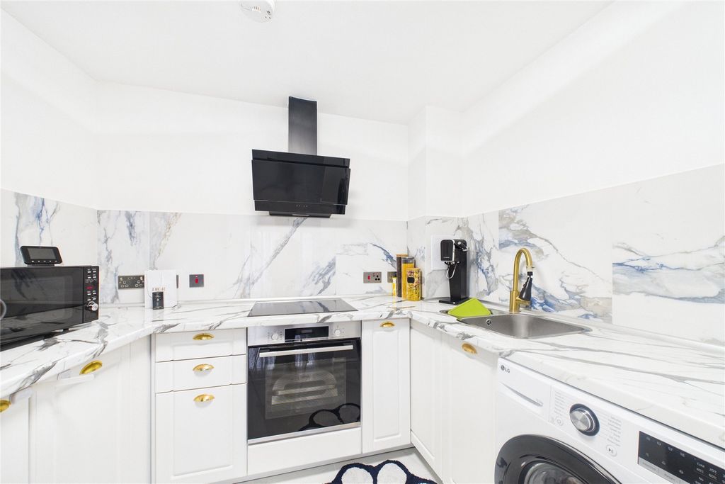 Property photo 2 of 8 Picture No. 12