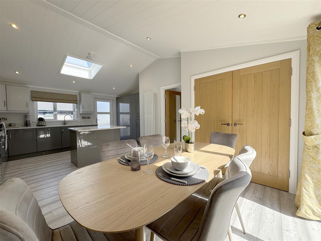 Property photo 3 of 18 Dining Area