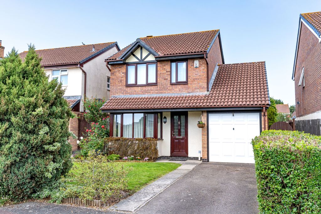 Property photo 1 of 19 Warren Close Front Externals-2