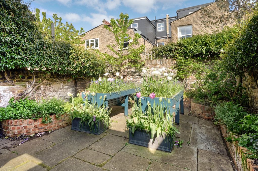 Property photo 3 of 18 Garden