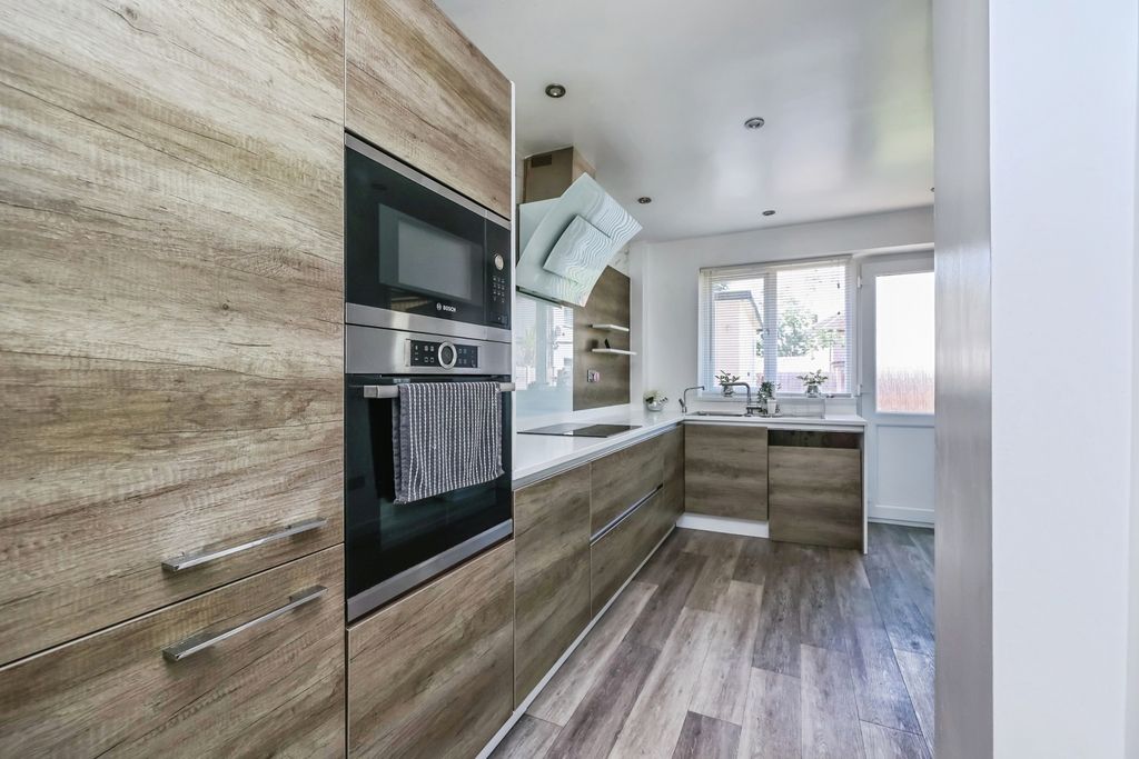 Property photo 2 of 17 Fitted Kitchen