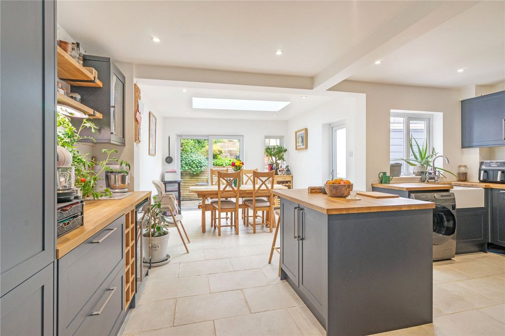 Property photo 2 of 14 Kitchen/Breakfast