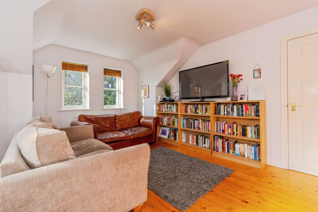 Property photo 3 of 14 Lounge