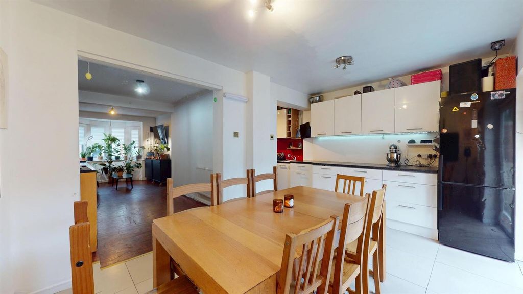 Property photo 3 of 11 Big House For Sale By Barrain London