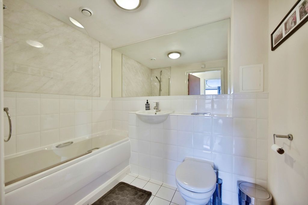 Property photo 3 of 17 Bathroom