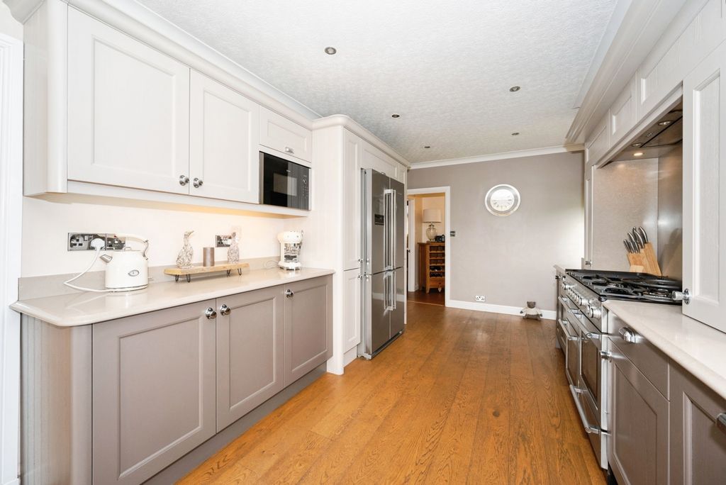 Property photo 3 of 25 Kitchen
