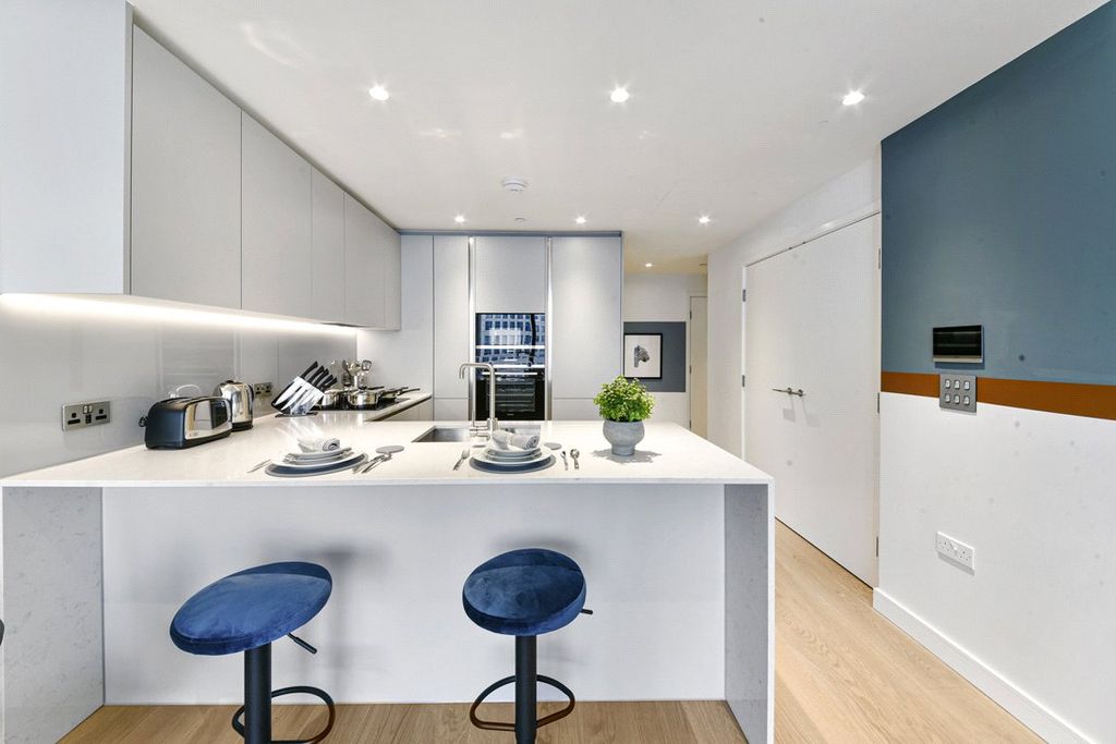 Property photo 3 of 12 Hampton Tower