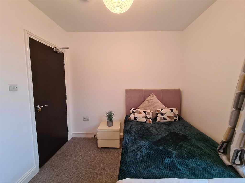 Property photo 2 of 7 Bedroom Shot