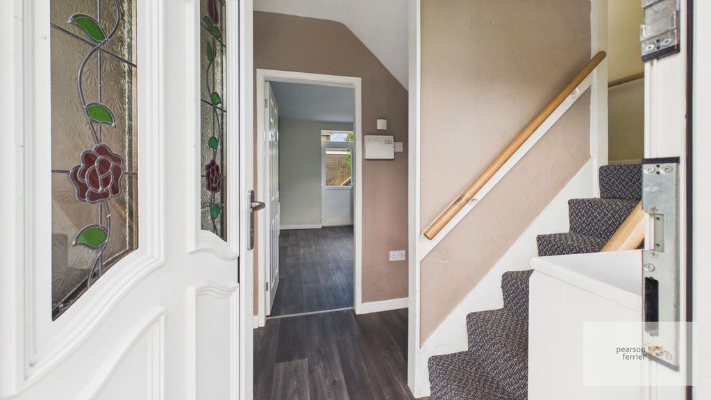 Property photo 2 of 9 Hallway