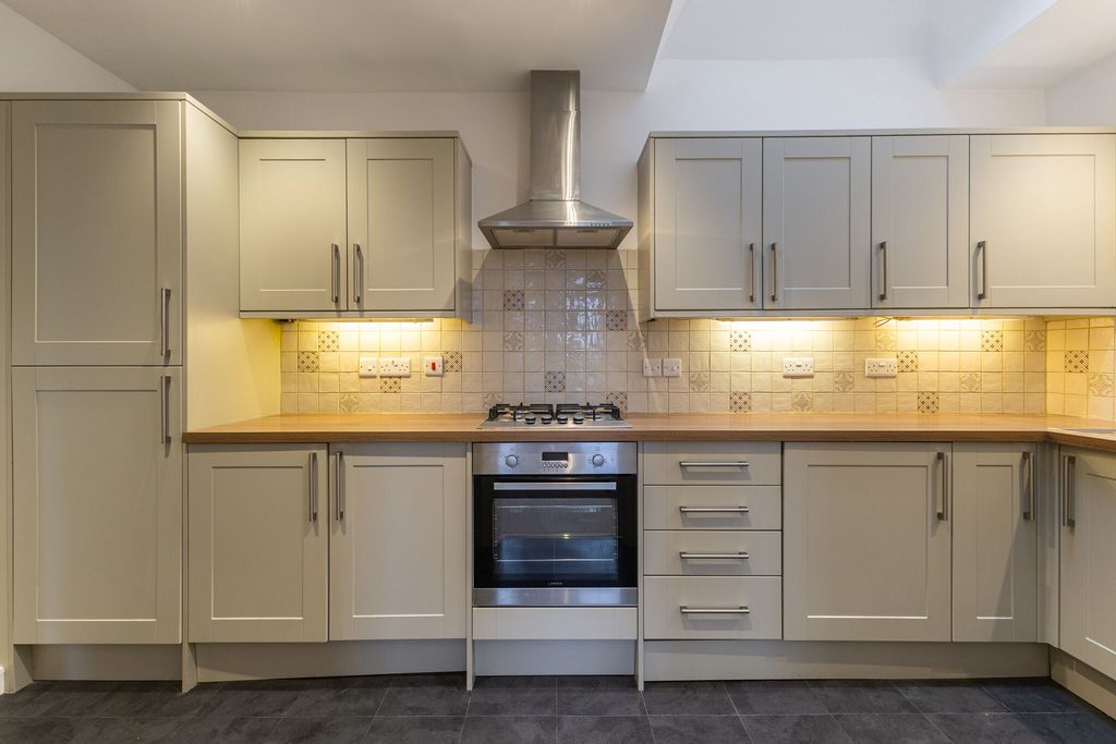 Property photo 3 of 18 Kitchen