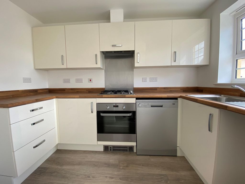 Property photo 3 of 9 Kitchen