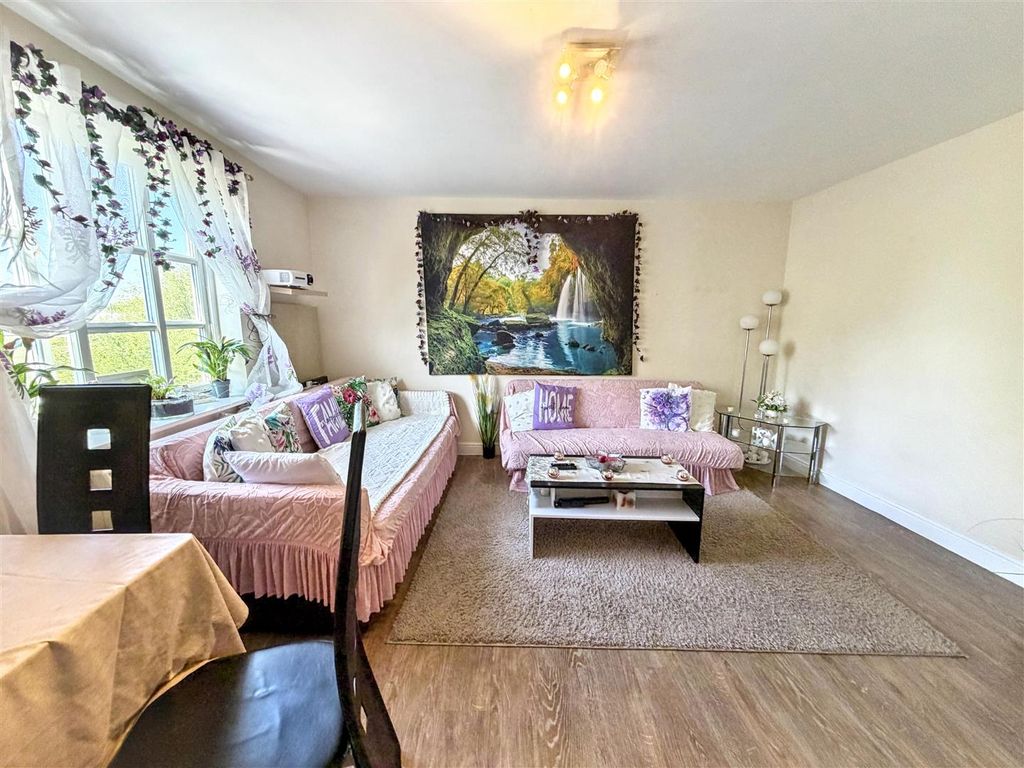 Property photo 2 of 10 Lounge