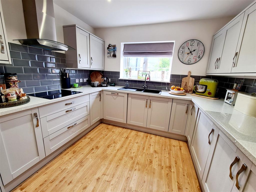 Property photo 3 of 18 Kitchen