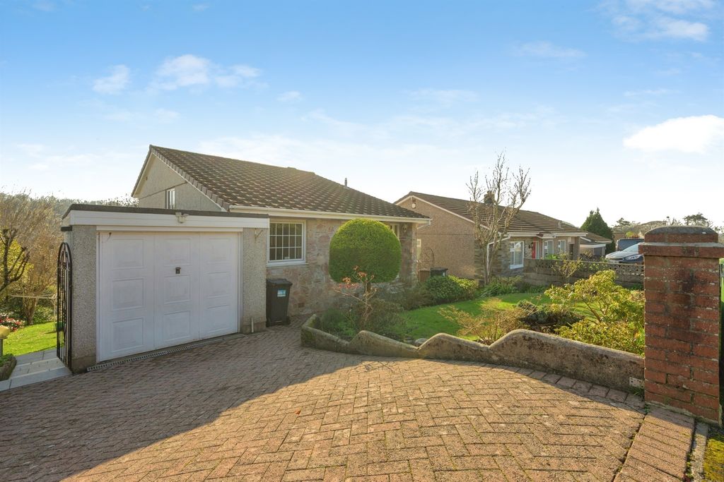 Property photo 3 of 32 Front Garden